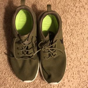 Nike Roshe Runs Olive Mens 6.5 woman’s 8